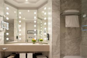 Bilik mandi di Cerretani Hotel Firenze - MGallery Collection +72 gambar