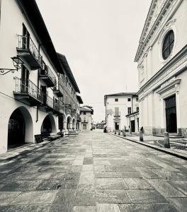ein Schwarz-Weiß-Foto einer leeren Straße in der Unterkunft Giuditta B&B stanza in Ciriè