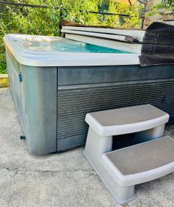 a bath tub with a sink and a toilet at Descanso urbano in Santiago