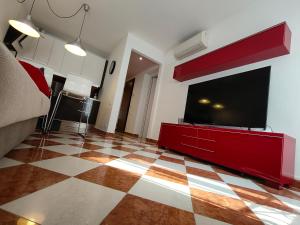 een woonkamer met een flatscreen-tv en een geruite vloer bij San Marco Ca' Tiepolo in Venetië