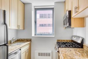A cozinha ou cozinha compacta de Midtown 1BR w DM Elevator Gym nr Times Sq NYC-799