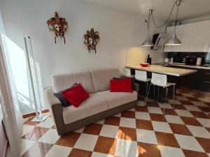 een woonkamer met een bank en een keuken bij San Marco Ca' Tiepolo in Venetië
