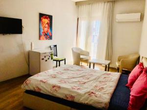 sypialnia z łóżkiem i krzesłami w pokoju w obiekcie YAŞAR OTEL w mieście Mersin