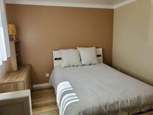 a bedroom with a bed with white sheets and pillows at La bastille 4 in Saintes