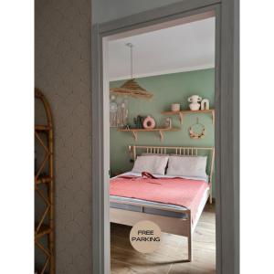 ein Schlafzimmer mit einem Bett mit einem Schild, auf dem kostenfreie Parkplätze stehen in der Unterkunft La Boheme Self check-in Suite in San Pellegrino Terme
