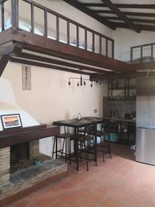 uma cozinha com mesa e cadeiras num quarto em civico 37 em Trevignano Romano