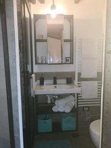 bagno con lavandino e specchio di civico 37 a Trevignano Romano