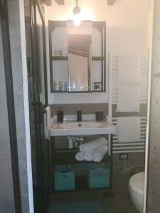 un baño con lavabo y espejo en civico 37, en Trevignano Romano