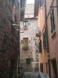 un callejón en un edificio antiguo con dos ventanas en civico 37 en Trevignano Romano