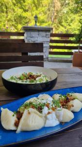 deux assiettes de denrées alimentaires sur une table avec une assiette de denrées alimentaires dans l'établissement Fatrapark 2 Apartments House, à Ružomberok