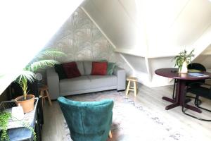 - un salon avec un canapé et une table dans l'établissement Suuthwalda Overnight Stay, à Zuidwolde