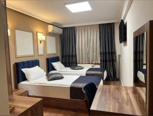 塞拉耶佛的住宿－Amber Hotel，酒店客房设有两张床和窗户。