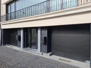 un bâtiment avec deux portes de garage dans une rue dans l'établissement Huis ALNA 5, à Malines