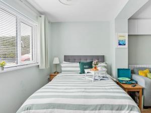 um quarto com uma cama grande e uma cadeira em 1 Bed in Brixham 78520 em Galmpton-on-the-Dart
