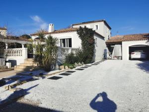 a shadow of a person taking a picture of a house at Villa luxe 5 chambres piscine jacuzzi homegym in Castelnau-le-Lez