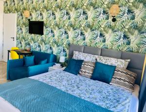 a bedroom with a blue bed and a blue couch at Olivia Apartments - Słoneczny apartament w centrum Warszawy, Plac Unii Lubelskiej, Łazienki Królewskie, Pole Mokotowskie - 24h check-in in Warsaw