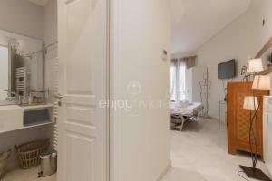 Pokój z białymi drzwiami i sypialnią w obiekcie Palais Miramar - Suite & E37 - 20M Plage - Croisette Emplacement Unique - WIFI - Clim w Cannes +14 zdjęć