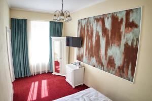 um quarto com uma cama e um quadro na parede em Charma Residence em Sibiu