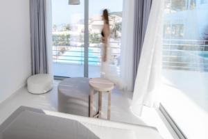 Bazén v ubytování Largo Seaside Retreat nebo v jeho okolí