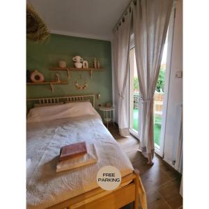 ein Schlafzimmer mit einem Bett in einem Zimmer mit grünen Wänden in der Unterkunft La Boheme Self check-in Suite in San Pellegrino Terme