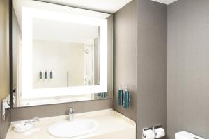 Koupelna v ubytování DoubleTree by Hilton Luxembourg
