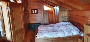 En eller flere senge i et værelse på Außergewöhnliches Ferienhaus im Schwarzwald