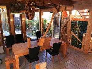 En balkon eller terrasse på Außergewöhnliches Ferienhaus im Schwarzwald + 12 billeder