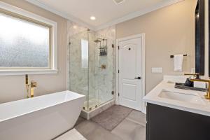 Et badeværelse på The Hearth House - Quiet Rogers Retreat