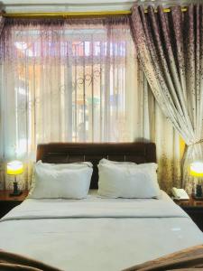 Tempat tidur dalam kamar di New Mazubu Grand Hotel Mererani