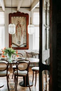 a dining room with a table and chairs at Het Hart Van Alem in Alem