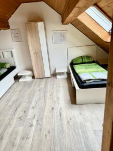 Zimmer mit 2 Betten und Holzboden in der Unterkunft Großes Appartement Umgebung Frankfurt am Main Monteure geeignet in Linsengericht