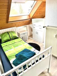ein Schlafzimmer mit einem Bett im Dachgeschoss in der Unterkunft Großes Appartement Umgebung Frankfurt am Main Monteure geeignet in Linsengericht