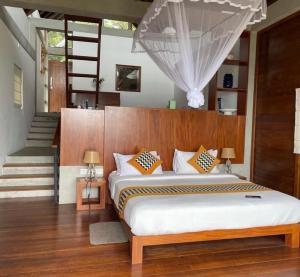 Giường trong phòng chung tại Treehouse Chalets - Luxury getaway within a short distance of Ella