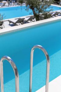 Bazén v ubytování Largo Seaside Retreat nebo v jeho okolí