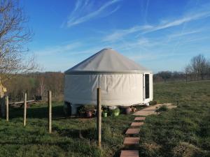 uma tenda no meio de um campo em Du Gîte à la Terre em Saint-Gaudens