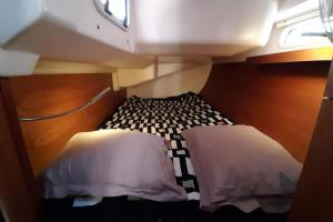Camera piccola con letto e 2 cuscini. di Idéal Lions - Dielli a Cannes