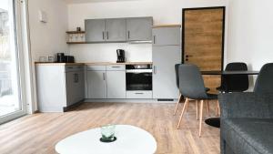 a kitchen with a table and chairs in a living room at FeWo Hochsiedelblick, Oberstaufen/Wiedemannsdorf in Oberstaufen