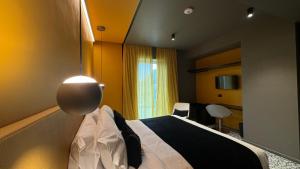 Tempat tidur dalam kamar di NOLA BOUTIQUE HOTEL - self check-