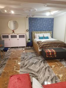 سرير أو أسرّة في غرفة في Nana Adu Guest House