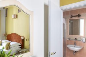 a bathroom with a sink and a mirror at Residenza Della Signoria in Florence