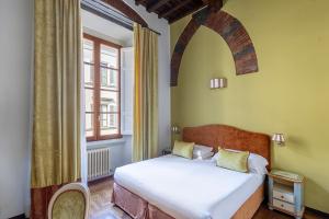 1 dormitorio con cama y ventana en Residenza Della Signoria, en Florencia