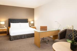 Postel nebo postele na pokoji v ubytování DoubleTree by Hilton Luxembourg