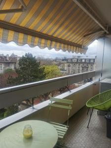 uma varanda com uma mesa e vista para um edifício em CENTRE-CATHEDRALE-CORDELIERS avec garage em Reims