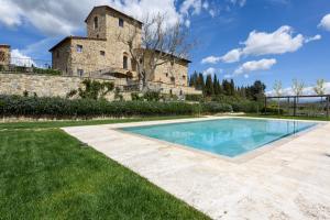 zewnętrzny widok na dom z basenem w obiekcie Villa Conca d'Oro by Mmega w Greve in Chianti +37 zdjęć