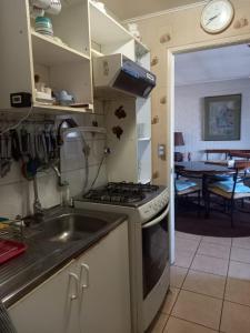 Majoituspaikan Casa en Villarrica keittiö tai keittotila