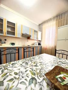 eine Küche mit einem Tisch mit Blattmuster darauf in der Unterkunft 224 Чудесный вид на Байтерек с 2 диванами и большой кроватью для 1-5 чел in Astana