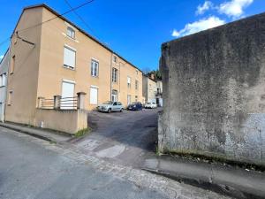 una calle vacía delante de un edificio en Le Calypso, superbe T3+Parking proche du centre, en Poitiers