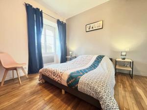 1 dormitorio con 1 cama y una ventana con cortinas azules en Le Calypso, superbe T3+Parking proche du centre, en Poitiers