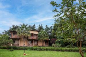 um edifício com árvores em frente em Pousada Namaste em Casa Branca