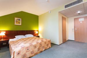 سرير أو أسرّة في غرفة في RIJA Eiropa Hotel Jurmala